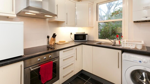Fridge, microwave, oven, stovetop - Magdala Apartments (Nottingham)