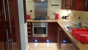 Fridge, microwave, oven, stovetop - Magdala Apartments (Nottingham)