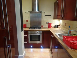 Fridge, microwave, oven, stovetop - Magdala Apartments (Nottingham)