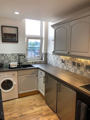 Standard Apartment | Private kitchen | Fridge, microwave, oven, stovetop - Magdala Apartments (Nottingham)