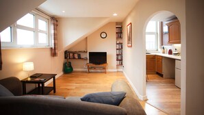 Deluxe Apartment, 1 Double Bed, Garden View | Living area | Flat-screen TV - Magdala Apartments (Nottingham)