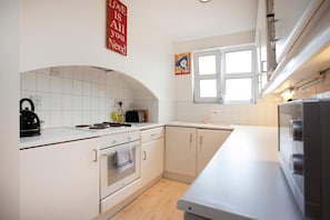 Fridge, microwave, oven, stovetop - Magdala Apartments (Nottingham)