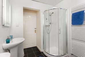 Kombination af bruser/badekar, gratis toiletartikler, hårtørrer