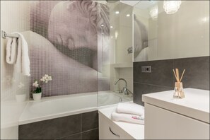Family Apartment, Multiple Beds (Tamka 2) | Bathroom | Free toiletries, hair dryer, towels - P&O Apartments Tamka (Warsaw)