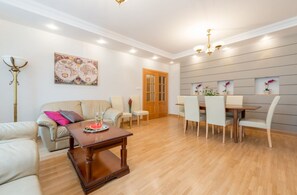 Family Apartment, Multiple Beds (Tamka 1) | Desk, soundproofing, iron/ironing board, free WiFi - P&O Apartments Tamka (Warsaw)