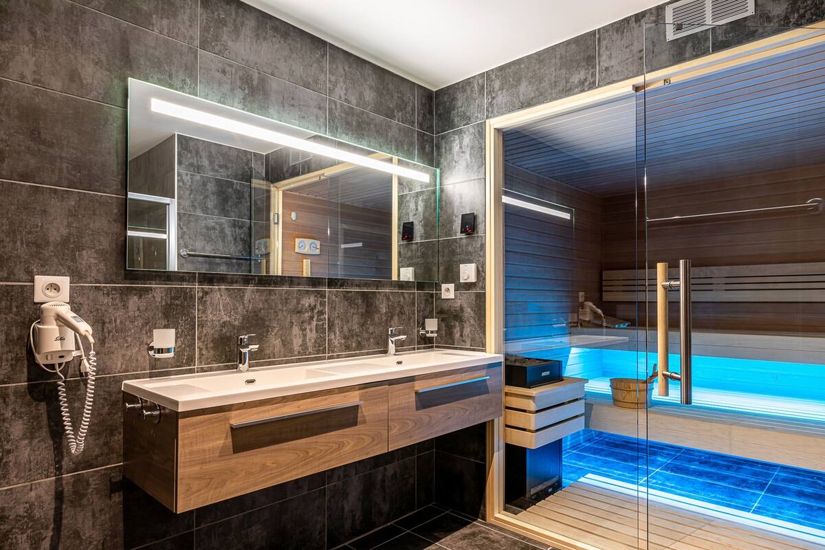 Separate bathtub and shower, rainfall showerhead