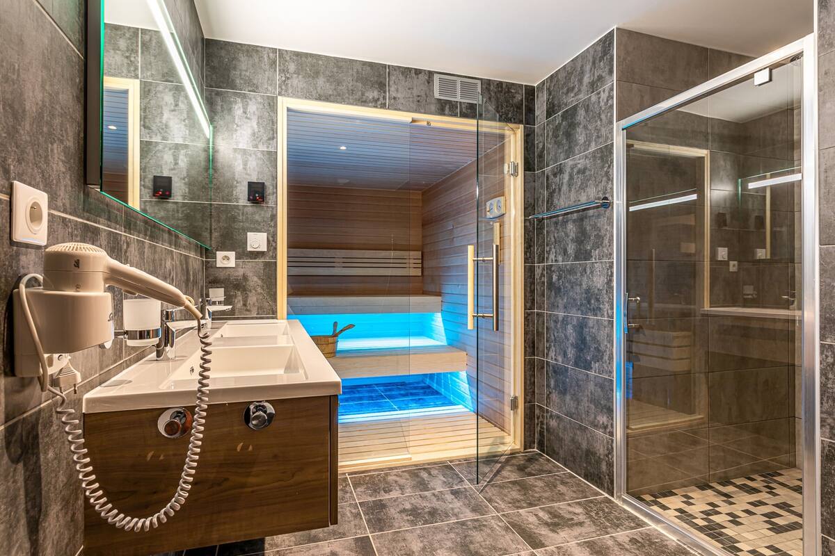 Separate bathtub and shower, rainfall showerhead