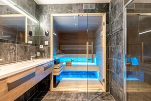Separate tub and shower, rainfall showerhead - Les Portes du Soleil (Chatel)