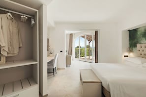 Habitación junior, vistas al mar, planta baja | Ropa de cama de alta calidad, edredones de plumas, minibar y caja fuerte
