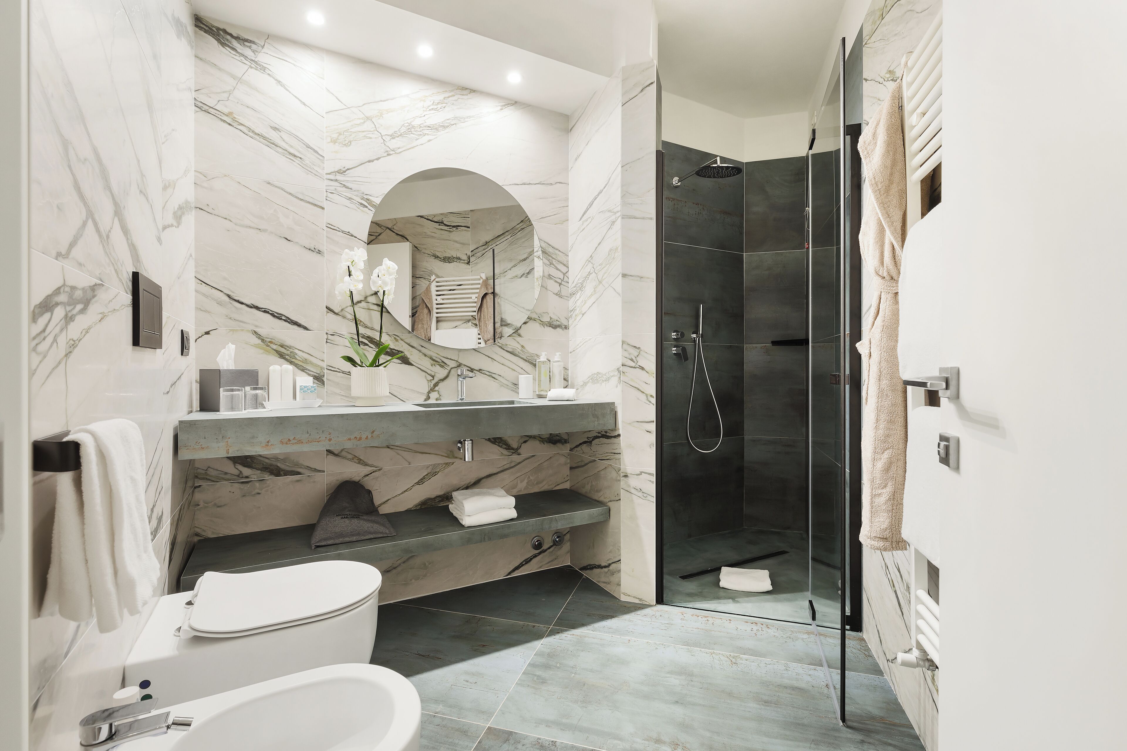 junior room, sea view, ground floor | bathroom | shower, free toiletries, hair dryer, bathrobes