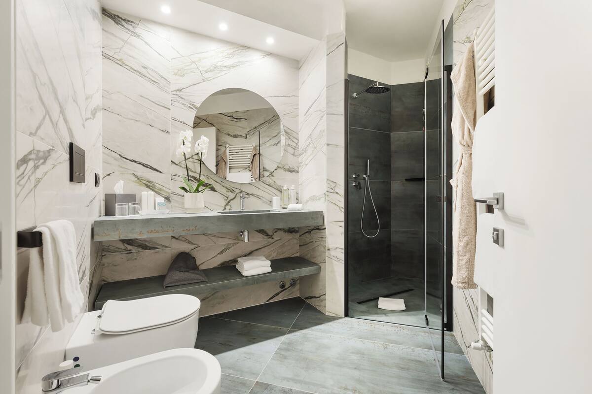 junior room, sea view, ground floor | bathroom | shower, free toiletries, hair dryer, bathrobes