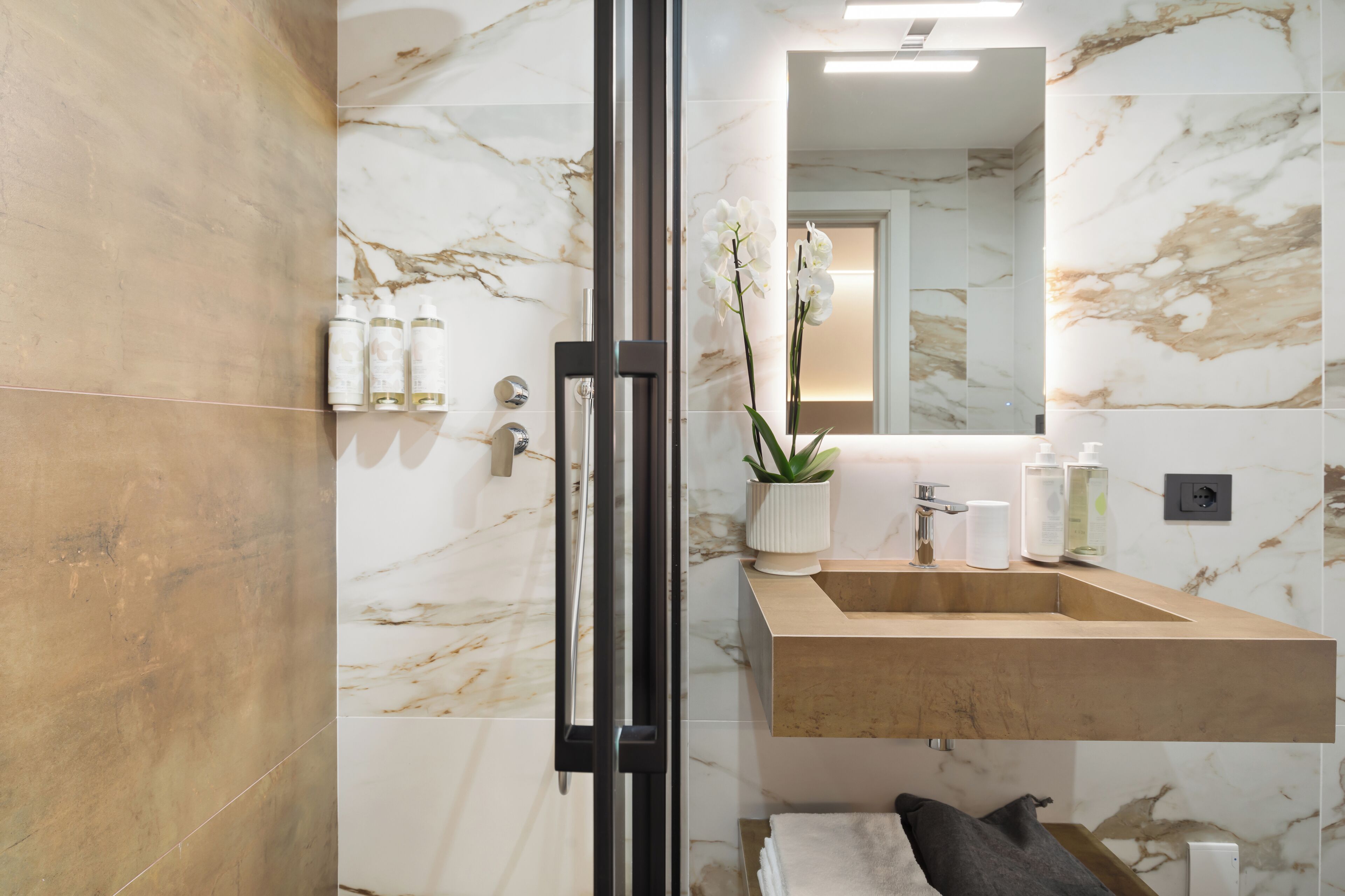 standard room, balcony, partial sea view | bathroom | shower, free toiletries, hair dryer, bathrobes