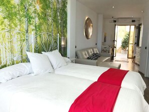 1 habitación, tabla de planchar con plancha y cunas gratuitas 