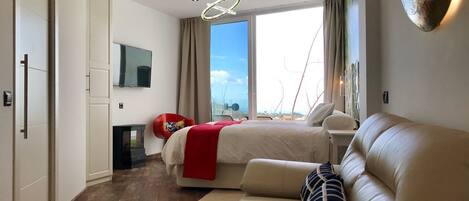 Loftsrom, terrasse | Oppholdsområde | Flatskjerm-TV