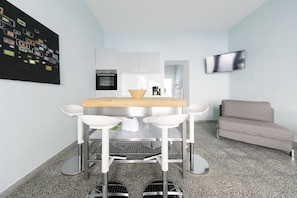 1 habitación y espacio para trabajar con laptop