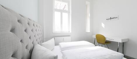 Departamento urbano, 1 cama King size | 1 habitación y espacio para trabajar con laptop