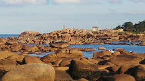 Una spiaggia nelle vicinanze, lettini da mare