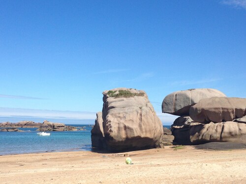 cotes d armor Tregastel Cote de Granit Rose proche Ploumanach et Perros Guirec.