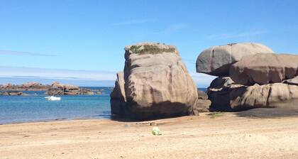 cotes d armor Tregastel Cote de Granit Rose proche Ploumanach et Perros Guirec.