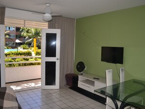 Apartamento | Área de estar | TV de tela plana