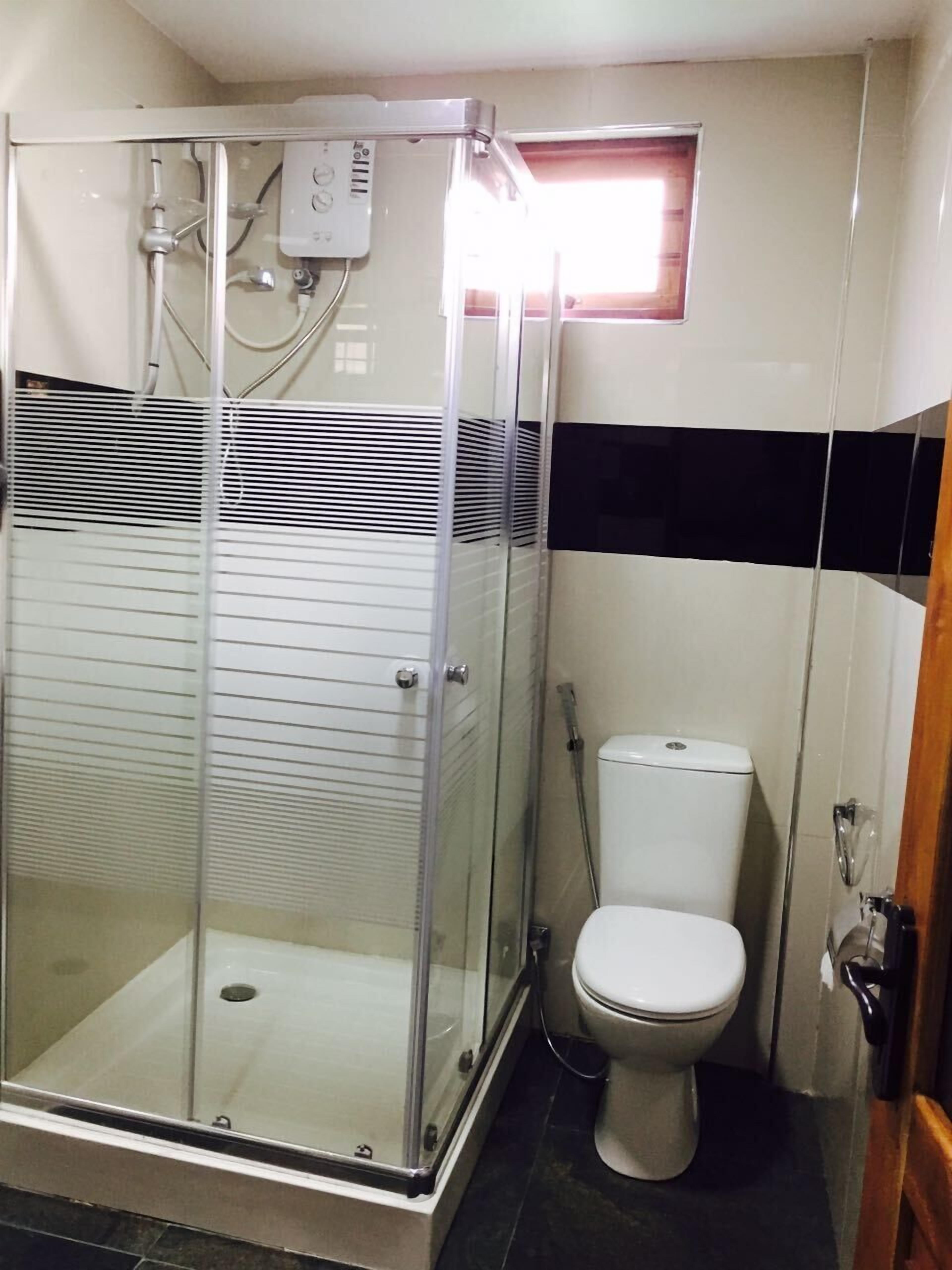Een douche, gratis toiletartikelen, een haardroger, handdoeken