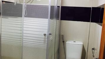 Een douche, gratis toiletartikelen, een haardroger, handdoeken