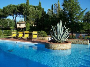 Piscine extérieure (ouverte en saison), chaises longues