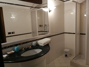 Superior Double or Twin Room, 1 Bedroom | Bathroom | Shower, free toiletries, hair dryer, bidet - B&B Ortali Country House (Arezzo)