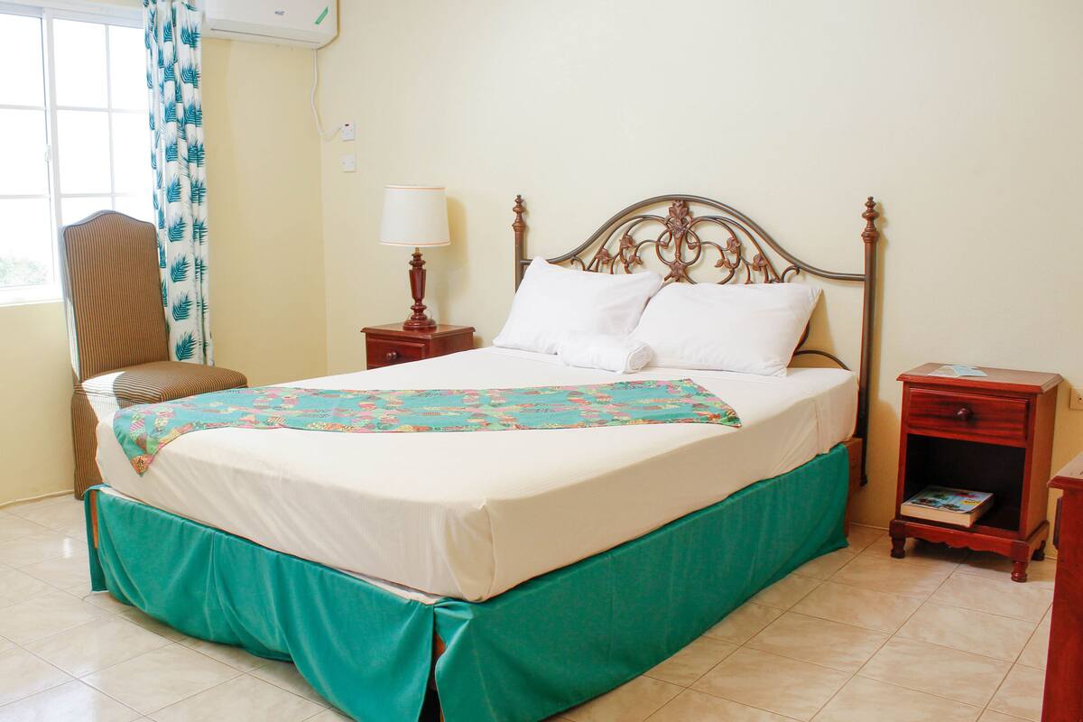 Quarto solteiro luxo, 1 cama Queen, sacada, vista parcial para o oceano | Cofres nos quartos, espaço de trabalho para notebook