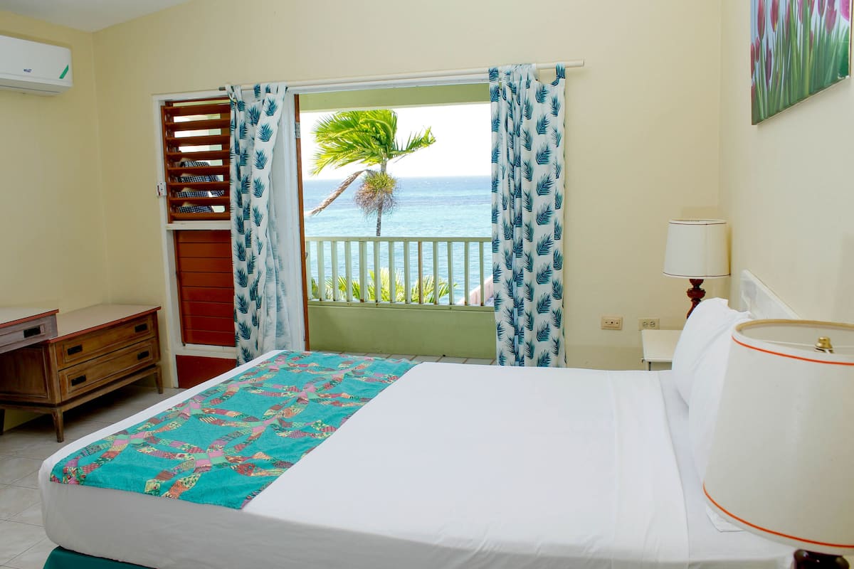 Premium with a Queen or 2 Double Beds, AC Ocean/PoolView | Cofres nos quartos, espaço de trabalho para notebook