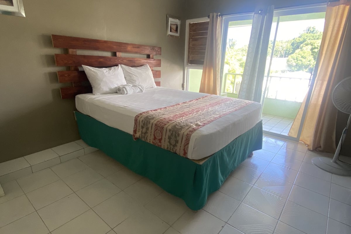 Standard with a Queen bed or 2 double beds, with Fan | Cofres nos quartos, espaço de trabalho para notebook