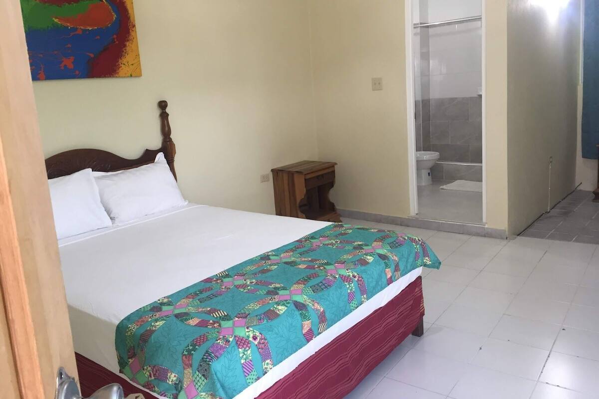 Quarto solteiro básico, 1 cama de casal, para não fumantes | Cofres nos quartos, espaço de trabalho para notebook
