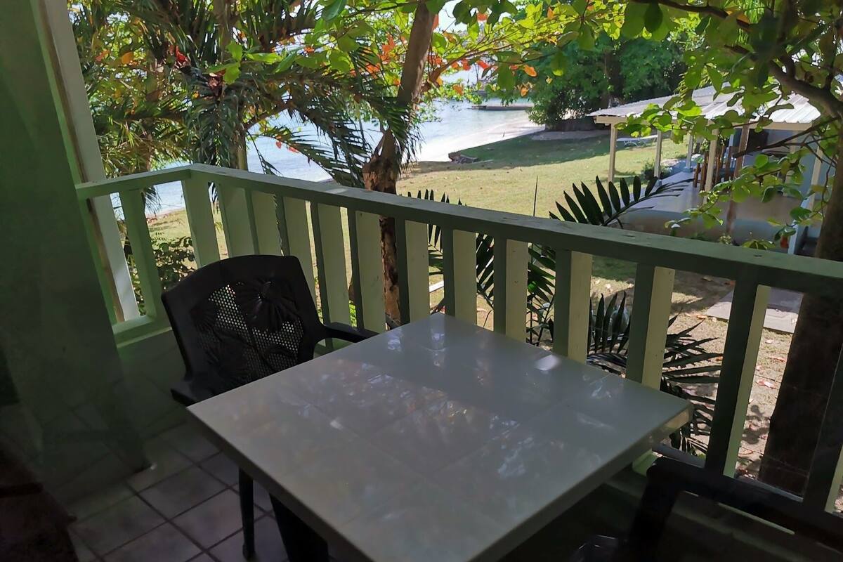 Quarto solteiro básico, 1 cama de casal, vista parcial para o mar, no jardim | Cofres nos quartos, espaço de trabalho para notebook
