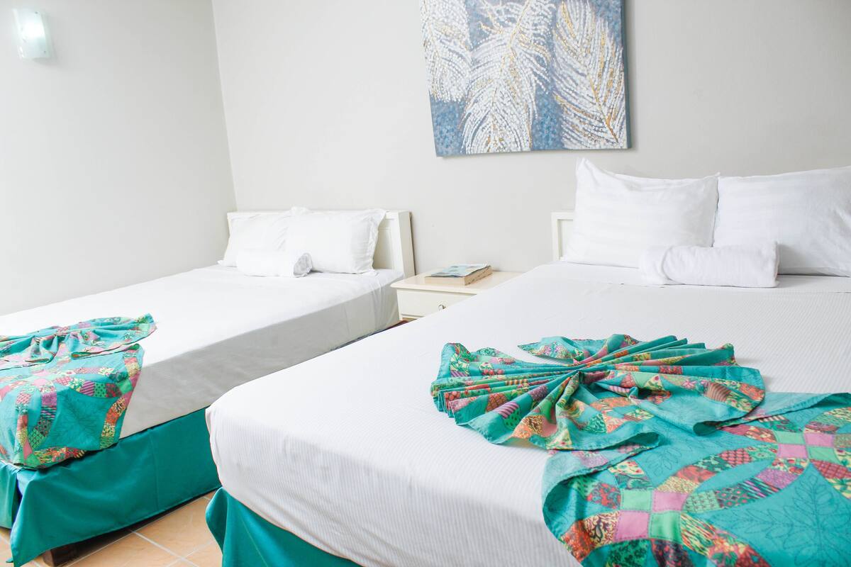 Quarto casal luxo, sacada, vista parcial para o mar | Cofres nos quartos, espaço de trabalho para notebook