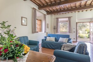 Familieleilighet, 2 soverom, 1. etasje | Oppholdsområde | En 24-tommers TV med kabel-kanaler