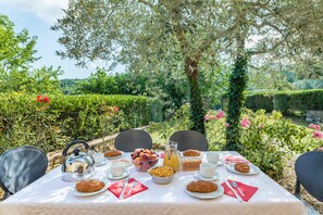 Familieleilighet, 2 soverom, 1. etasje | 1 soverom, sengetøy av topp kvalitet, strykejern/-brett og barnesenger