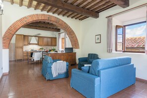 Familieleilighet, 2 soverom, 1. etasje | Oppholdsområde | En 24-tommers TV med kabel-kanaler