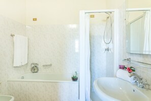 Standard-Apartment, 1 Schlafzimmer | Badezimmer | Handtücher