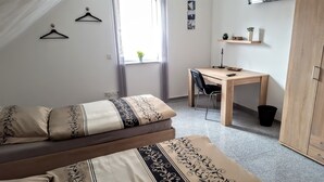 Twin Room, Shared Bathroom | Premium bedding, desk, iron/ironing board, free WiFi - Haus Bernhard Herschweiler Pettersheim (Herschweiler-Pettersheim)