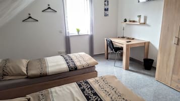 Kamar Twin, kamar mandi umum | Seprai premium, meja kerja, setrika/meja setrika, dan Wi-Fi gratis