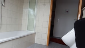 Shower, hair dryer, towels - Haus Bernhard Herschweiler Pettersheim (Herschweiler-Pettersheim)