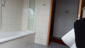 Shower, hair dryer, towels - Haus Bernhard Herschweiler Pettersheim (Herschweiler-Pettersheim)