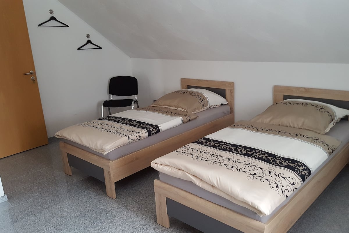 Twin Room, Shared Bathroom | Peralatan tempat tidur premium, meja, seterika/papan seterika