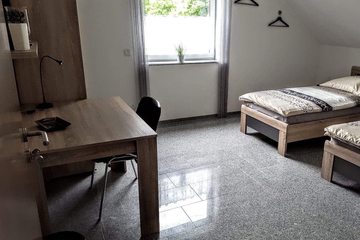 Einzelzimmer, Gemeinschaftsbad | Hochwertige Bettwaren, Schreibtisch, Bügeleisen/Bügelbrett