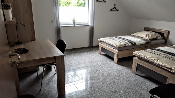 Einzelzimmer, Gemeinschaftsbad | Hochwertige Bettwaren, Schreibtisch, Bügeleisen/Bügelbrett