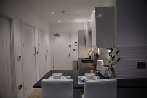 Deluxe Apartment, 1 Double Bed | In-room dining