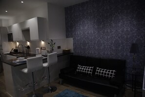 Deluxe Apartment, 1 Double Bed | Living room | Flat-screen TV - Shepherd Apartment (Reading)
