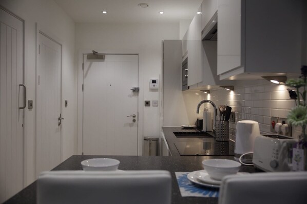 Deluxe Apartment, 1 Double Bed | Private kitchen | Full-sized fridge, microwave, oven, stovetop - Shepherd Apartment (Reading)