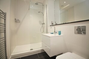 Deluxe Apartment, 1 Double Bed | Bathroom shower