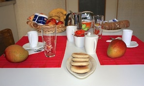 Café da manhã com buffet grátis todos os dias